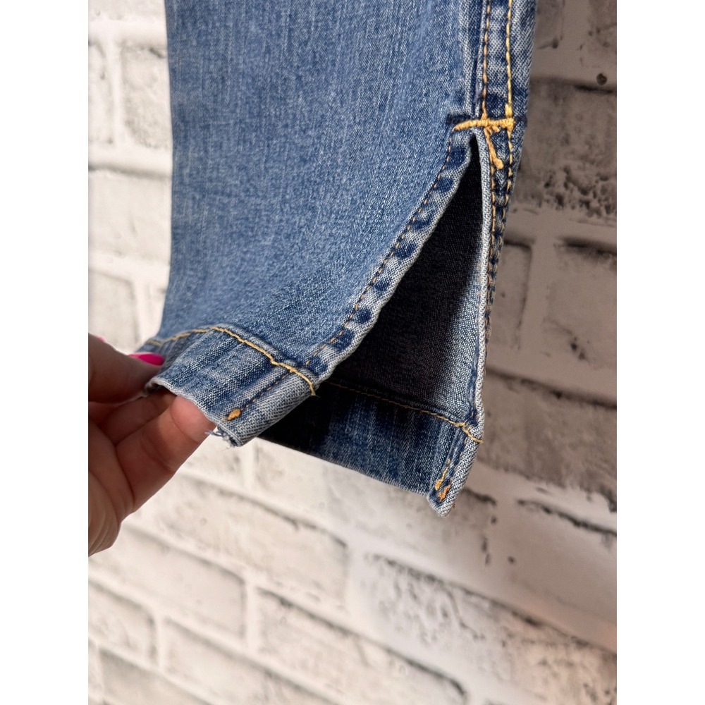 Levis Classic Capri Medium Wash Blue Denim Jeans Side Slit Womens Size 6‎ - Picture 2 of 8
